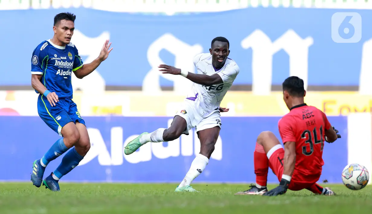 Pemain Persik Kediri Flavio da Silva berusaha mencetak gol saat melawan Persib Bandung pada laga BRI Liga 1 2022/2023 di Stadion Pakansari, Bogor, Jawa Barat, Rabu (8/3/2023). Persik Kediri mengalahkan Persib Bandung dengan skor 2-0. (Bola.com/M. Iqbal Ichsan)