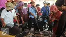 Sejumlah pembeli memilih ikan hiu di tempat pelelangan ikan Karangsong, Indramayu, Jawa Barat, Kamis (16/6/2015). Ikan hiu seperti hiu lontar, hiu cucut, hiu martil dijual seharga Rp. 25 ribu - Rp. 50 ribu per kilogram. (Liputan6.com/Herman Zakharia)