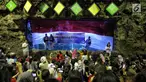 Penyelam membentangkan spanduk saat pengibaran bendera Merah Putih untuk memperingati HUT Ke-73 RI di SeaWorld Ancol, Jakarta, Jumat (17/8). Pengibaran bendera melibatkan para penyelam profesional dan artis peran Marsha Aruan. (Liputan6.com/Faizal Fanani)