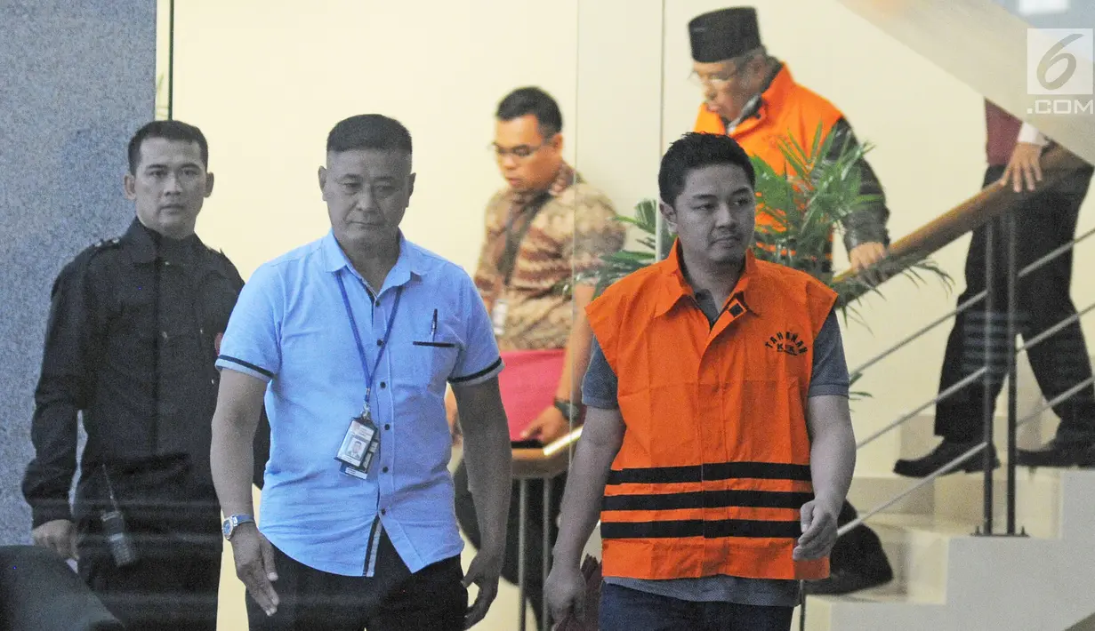 Tersangka Wali Kota Kendari Adriatma Dwi Putra usai menjalani pemeriksaan di Gedung KPK, Jakarta, Kamis (1/3). KPK menjelaskan, Wali Kota Kendari Adriatma diduga menerima uang suap sebesar Rp 2,8 miliar dari Hasmun Hamzah. (Liputan6.com/Herman Zakharia)
