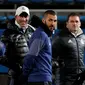 Zinedine Zidane (kedua kiri), Karim Benzema (tengah) dan pemain lainnya menghadiri sesi latihan  jelang Final Piala Dunia Antar Klub di Yokohama, Jepang  (17/12). Real Madrid akan berhadapan dengan Kashima Antlers asal Jepang. (REUTERS / Toru Hanai)