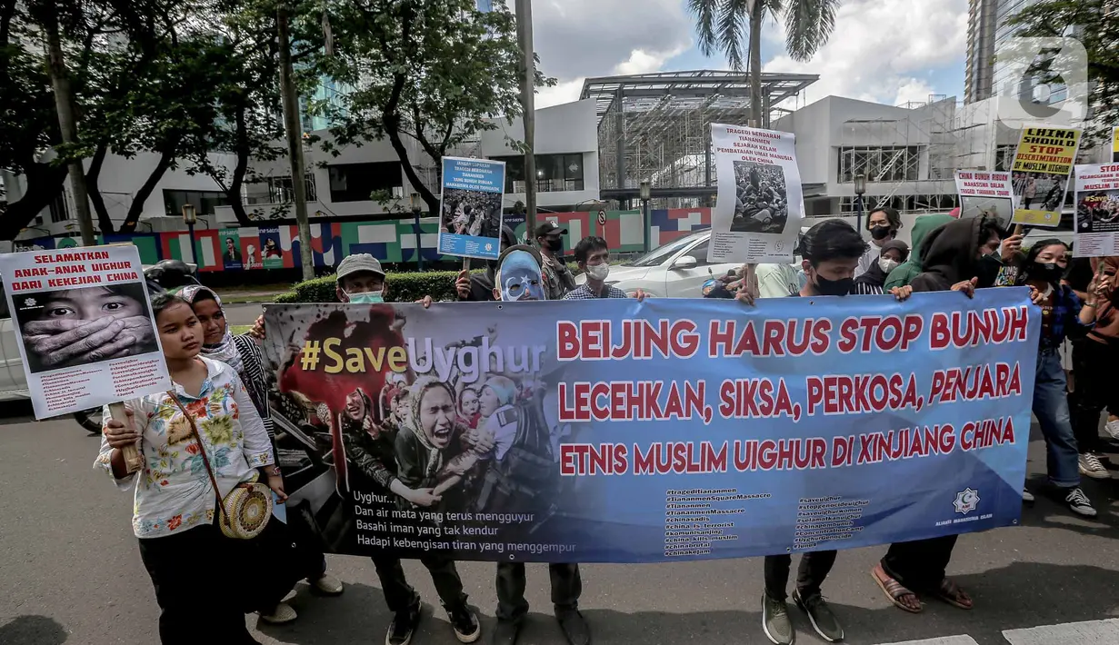 Massa menggelar demonstrasi solidaritas untuk muslim Uighur di depan Kedubes China, Jakarta, Jumat (3/6/2022). Mereka menuntut pemerintah China melalui kedutaan besarnya di Indonesia untuk segera menghentikan penyiksaan, penyanderaan, dan pelarangan umat muslim Uighur dalam melaksanakan aktivitas ibadah. (Liputan6.com/Faizal Fanani)