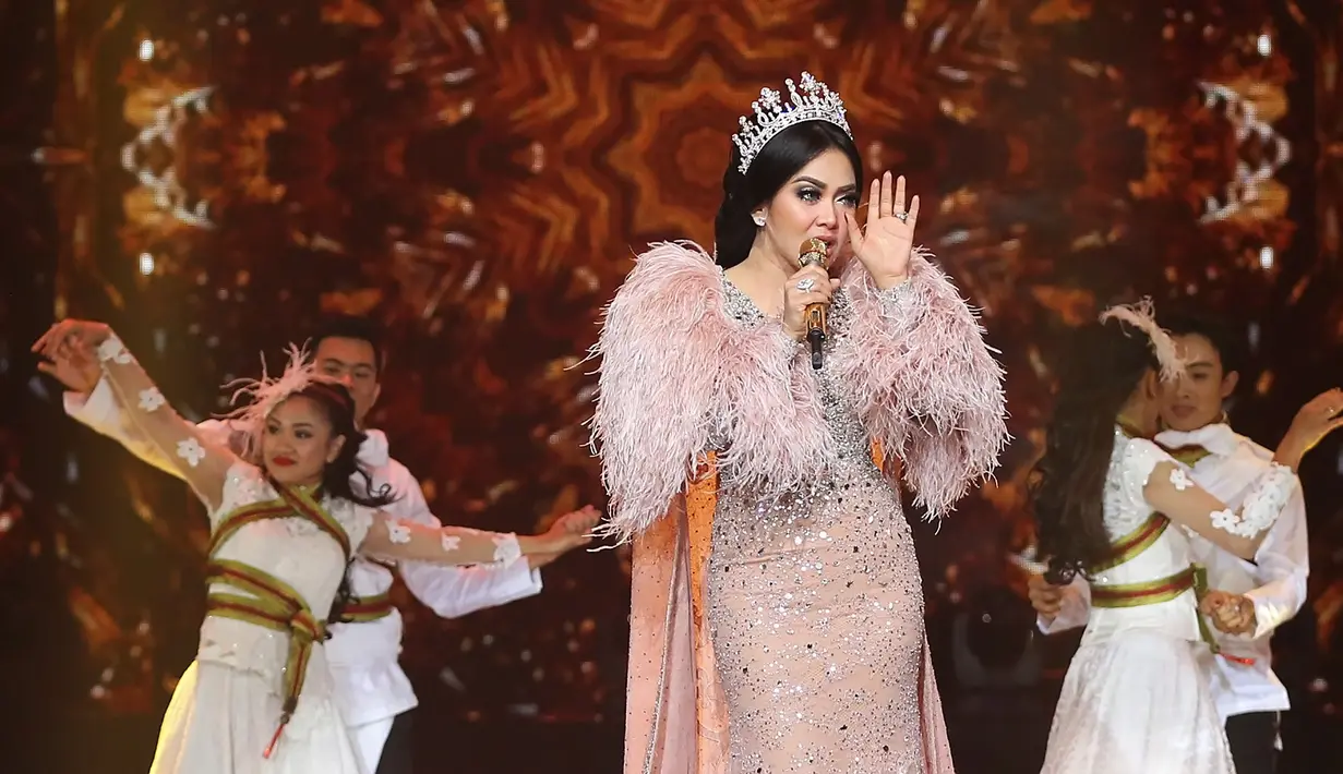 Selalu ada yang berbeda disetiap penampilan penyanyi Syahrini saat hadir dalam acara panggung yang diselenggarakan oleh SCTV. Pada malam puncak HUT SCTV ke-27, Syahrini tampil dengan model busana bulu-bulu. (Bambang E. Ros/Bintang.com)