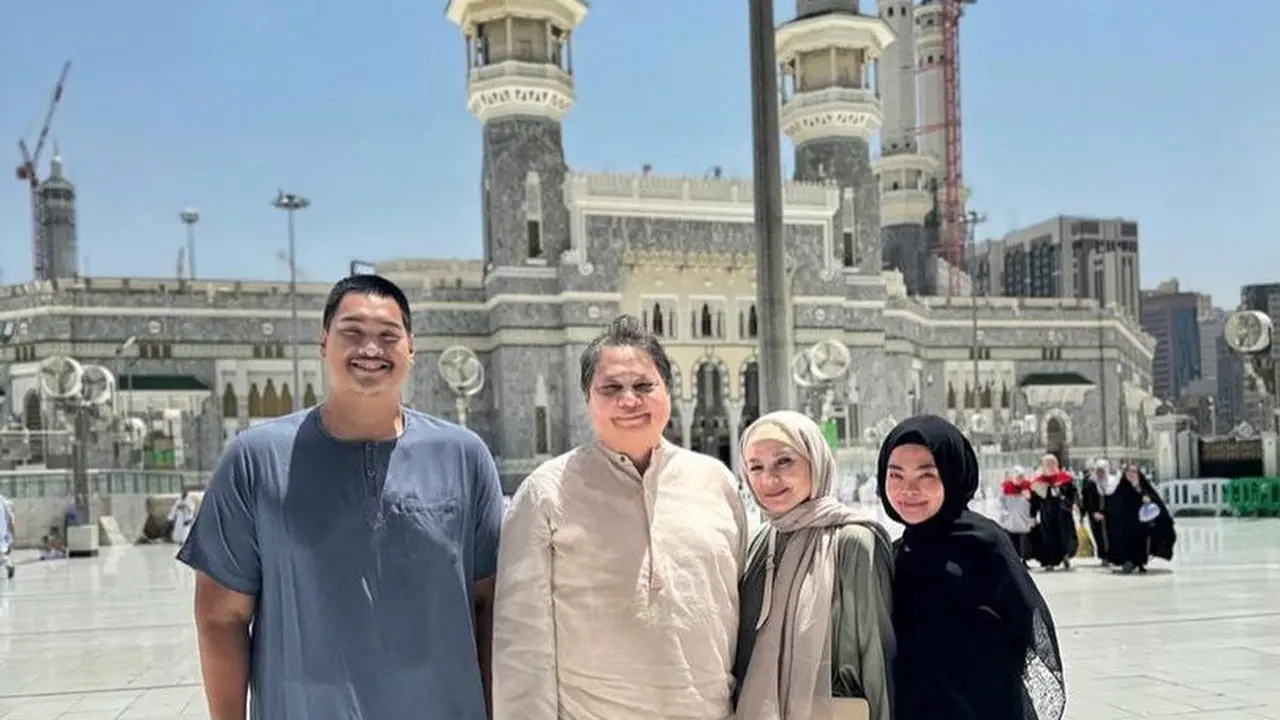 Istri Menteri Perekonomian dan Menteri Olahraga saat menjalankan ibadah umrah