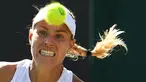 Petenis Jerman, Angelique Kerber mengembalikan bola ke arah petenis AS, Lauren Davis pada babak kedua Wimbledon di All England Lawn Tennis Club, Kamis (4/7/2019). Langkah juara bertahan Wimbledon, Angelique Kerber, terhenti setelah kalah dari petenis non-unggulan  2-6, 6-2, 6-1. (Ben STANSALL/AFP)
