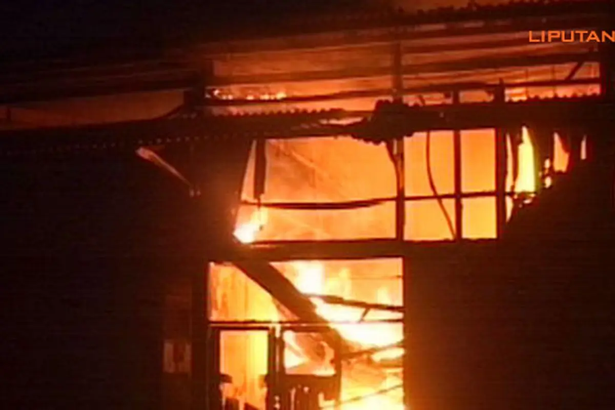 pabrik-terbakar-140115a.jpg