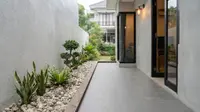 7 Teras Rumah 1,5 Meter dengan Taman Kering di Sepanjang Dinding untuk Hunian Mungil yang Estetik