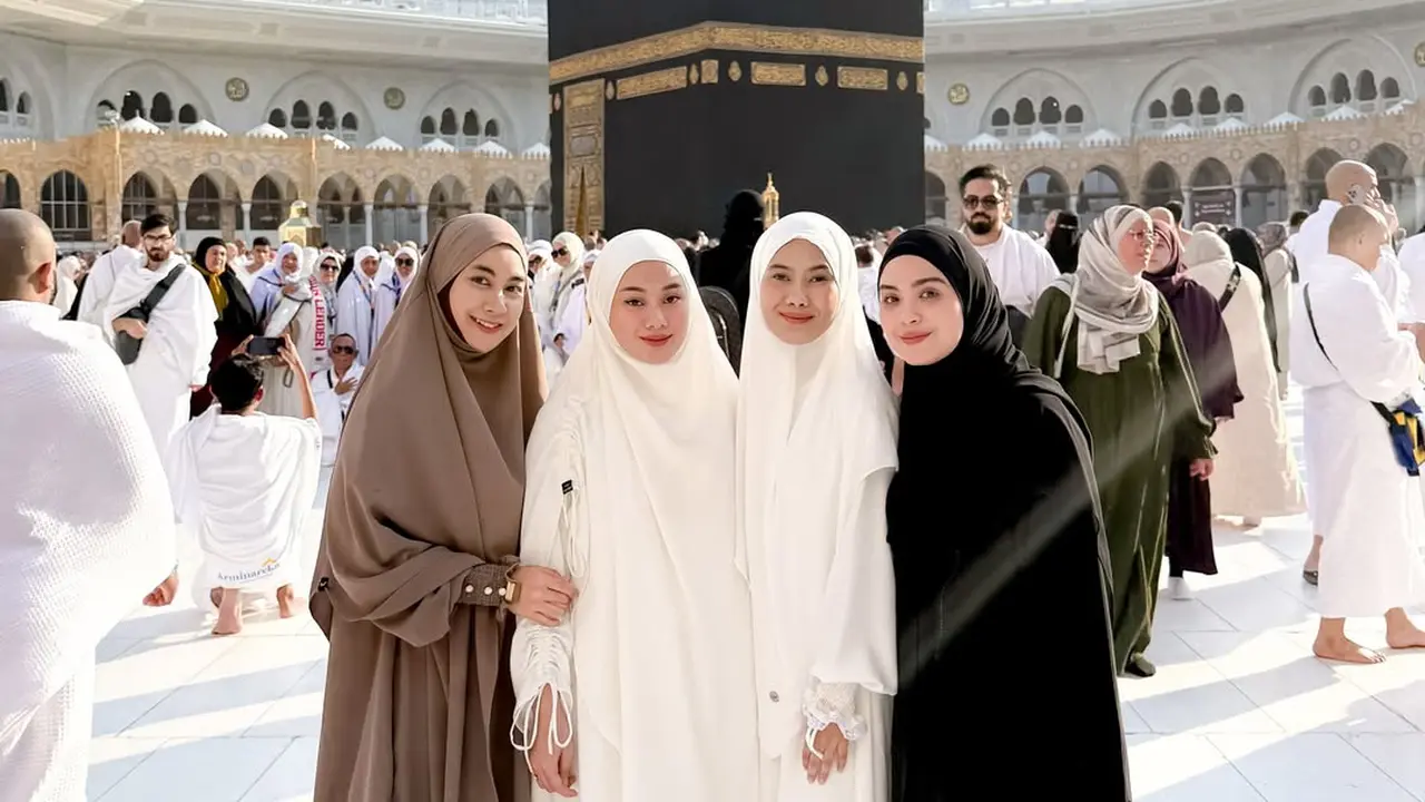 Gaya Syar’i nan Anggun ala Dinda Hauw, Anisa Rahma, dan Vebby Palwinta Saat Umrah