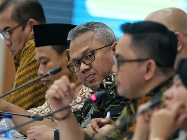 Ketua KPU Arief Budiman (tengah) saat menggelar sosialisasi aplikasi Sistem Informasi Penghitungan Suara (Situng) di Gedung KPU, Jakarta, Jumat (18/1). Sosialisasi dihadiri tim pasangan calon 01 dan 02. (Liputan6.com/JohanTallo)