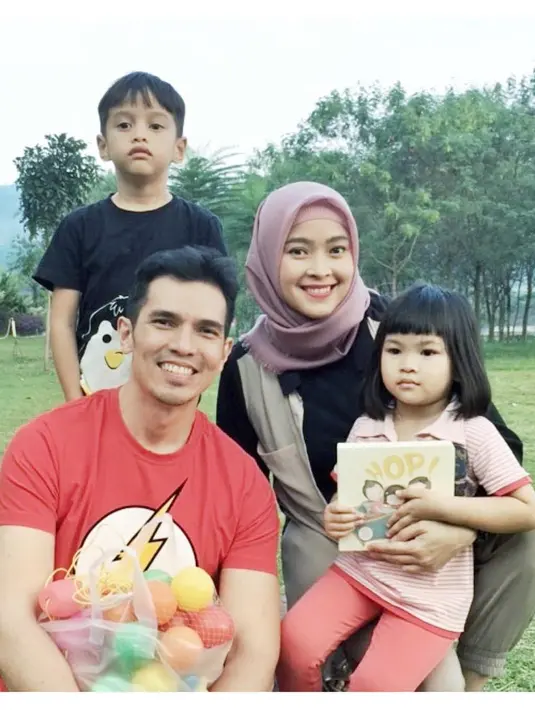 Adrian dan Dessy menikah pada 15 Oktober 2001. Setahun kemudian dikaruniai anak pertama pada 13 Desember 2002 dan diberinama Sharla Martiza Maulana Putri. 12 tahun kemudian, lahir anak kedua Sheza Medina Maulana Putri. (Instagram/dessyilsanty)