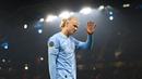 Pemain Manchester City, Erling Haaland berjalan meninggalkan lapangan saat ditarik keluar oleh pelatih Pep Guardiola pada laga lanjutan Grup G Liga Champions 2023/2024 melawan Young Boys di Etihad Stadium, Manchester Inggris, Rabu (08/11/2023) WIB. (AFP/Oli Scarff)