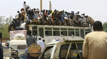 Warga Sudan berdesakan di atap bus saat mudik untuk merayakan Idul Adha, di Ibu Kota Khartoum, Minggu (11/9). Jelang lebaran haji, warga muslim di Sudan kembali ke kampung halaman untuk merayakan bersama keluarga mereka (REUTERS/Mohamed Nureldin Abdallah)