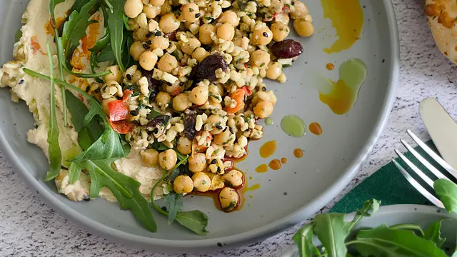 Resep Salad Barley Hangat dengan Sayur Panggang dan Lemon Dressing untuk Menu Sehari-hari