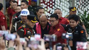 Mantan Kepala Badan Gizi Nasional (BGN), Dadan Hindayana (mengenakan rompi tahanan – tengah) digiring ke mobil tahanan usai menjalani pemeriksaan di Gedung Kejaksaan Agung RI, Jakarta, Rabu (3/6/2026). (Kapanlagi.com/Budy Santoso)