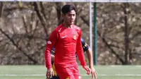 Fox Sports Asia melalui pemberitaannya terkesan dengan debut Firza Andika yang mencetak dua gol ke gawang klub Barcelona. (Instagram/@afctubize_asia_official)