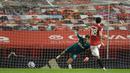 Tendangan 12 pas Bruno Fernandes pun sukses memperdaya penjaga gawang Newcastle Karl Darlow. (Foto: AFP/Pool/Oli Scarff)