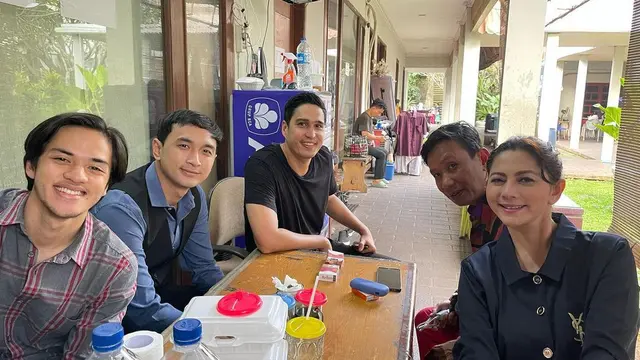 Potret kompak bintang Dewi Rindu di pekan terakhir syuting (Foto: Instagram/@cutkeke_xavier)