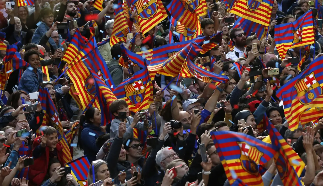 Ribuan fans Barcelona mengabadikan momen spesial timnya saat merayakan keberjhasilan meraih gelar La Liga di Barcelona, (30/4/2018). Gelar La Liga 2017-2018 diraih Barcelona usai kalahkan Deportivo 4-2. (AP/Manu Fernandez)