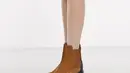 Bagi pecinta ankle boots, pastikan tetap mengutamakan kenyamanan dengan siluet lug-sole yang minimalis. (Foto: Tory Burch)