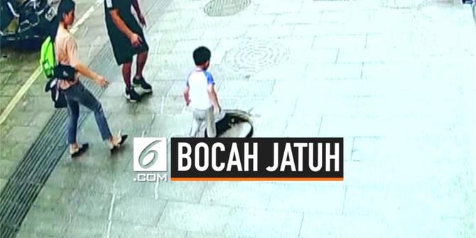 VIDEO: Detik-Detik Bocah 3 Tahun Jatuh ke Lubang Trotoar