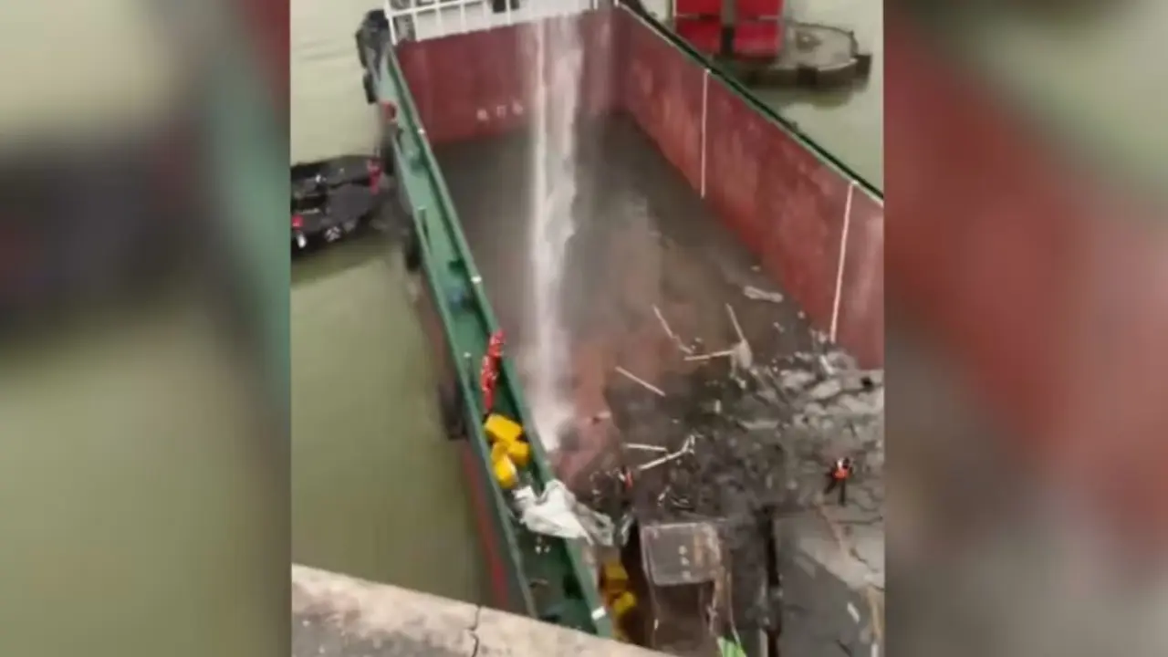 Kapal kargo dalam perjalanan dari Distrik Nanhai di Foshan menuju Nansha di Guangzhou, China selatan menabrak jembatan Sungai Pearl. (Foto: X/@whyyoutouzhele)