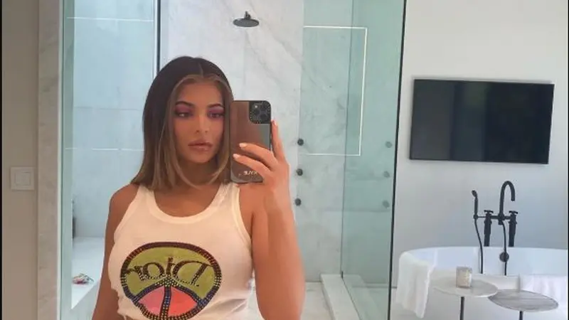 Kylie Jenner Beli Rumah Baru untuk Karantina Mandiri, Ada 14 Kamar Mandi di Dalamnya