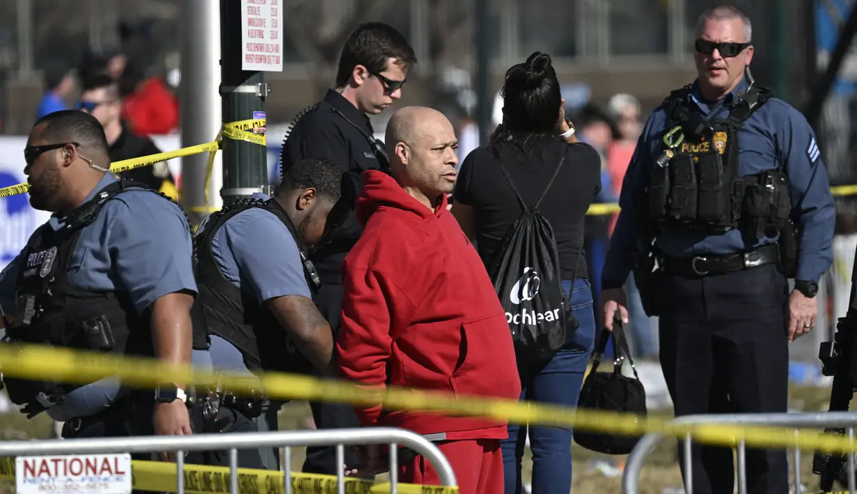 Seorang terduga diamankan saat tragedi penembakan di parade kemenangan Kansas City Chiefs setelah memenangkan Super Bowl LVIII di Kansas City, Missouri, Amerika Serikat, Rabu (14/02/2024) waktu setempat. Sebanyak 21 orang terluka dan satu orang meninggal dunia akibat teror tersebut. (AFP/Andrew Caballero-Reynolds)
