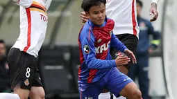 Gelandang Jepang Takefusa Kubo menggiring bola usai melewati dua pemain Nagoya Grampus Eight di Tokyo (13/3/2019). Kubo sempat mengenyam pendidikan di akademi Barcelona pada 2011 hingga 2015 silam. (AFP Photo/Jiji Press)