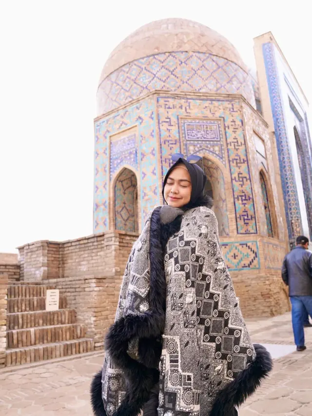 6 Potret Ria Ricis Liburan di Uzbekistan, Jaket Tebalnya Curi Perhatian
