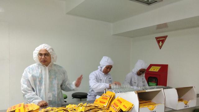 Head of Kalbe Learning Center Micha Catur Firmanto (kiri) mengatakan bahwa KLC berperan memberikan pendidikan bagi lulusan SMA atau SMK yang akan terjun ke industri farmasi