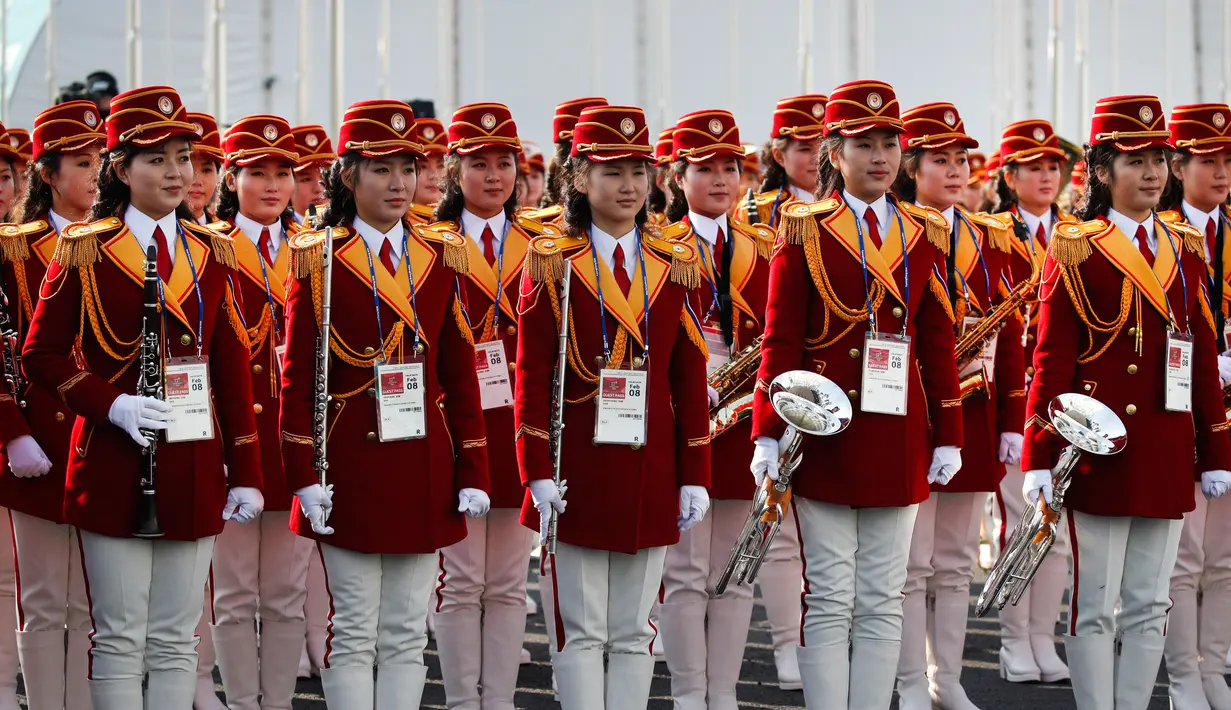 Pemandu sorak Korea Utara bersiap menyambut atlet asal negaranya di Desa Olimpiade, Gangneung, Korea Selatan, Kamis (8/2). (AP Photo / Jae C. Hong)