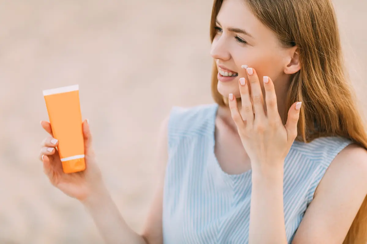 ilustrasi Bolehkah Pakai Sunscreen Tanpa Pelembap? Berikut Jawabannya/Shopping King Louie/shutterstock
