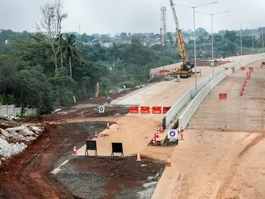 Pemandangan proyek pembangunan Jalan Tol Lingkar Luar Jakarta (JORR) II ruas Cinere-Serpong di kawasan Pondok Cabe, Tangerang Selatan, Banten, Jumat (13/12/2019). Pembangunan kontruksi ruas tol sepanjang 10,14 kilometer tersebut saat ini sudah 73 persen. (Liputan6.com/Faizal Fanani)