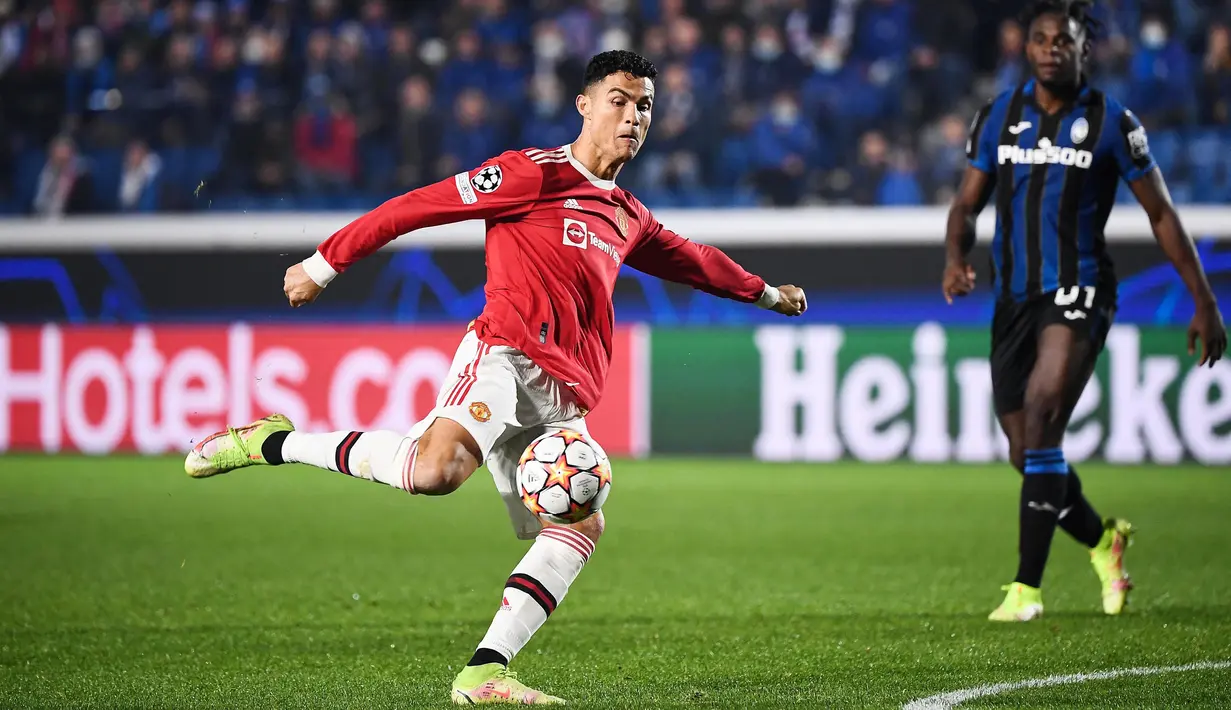 Cristiano Ronaldo lagi-lagi menjadi pahlawan Manchester United. Kali ini CR7 menyelamatkan Setan Merah dari kekalahan saat bersua Atalanta pada laga keempat Grup F Liga Champions, Rabu (3/11/2021). (AFP/Marco Bertorello)