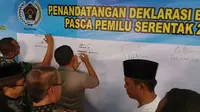 Penandatanganan deklarasi bersama menjaga keutuhan NKRI di Kabupaten Majalengka. Foto (Liputan6.com / Panji Prayitno)