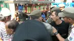 Seorang tukang ojek online tidak terima gerobak dagangan orangtuanya disita petugas Satpol PP kecamatan Tanah Abang