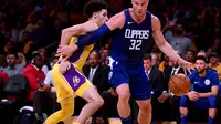 Andalan Los Angeles Clippers, Blake Griffin (kanan), menghindari guard Los Angeles Lakers, Lonzo ball, pada laga di Staples Center, Jumat (20/10/2017) siang WIB. (AFP/Harry How)