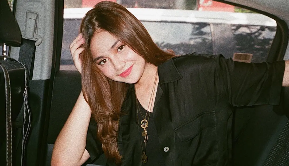Sebagai publik figur, pemain web series Kisah untuk Geri ini selalu memperhatikan penampilannya. Syifa Hadju tampil stylish dengan berbagai busana. Kali ini ia terlihat kece dengan busana hitam saat sedang hangout.
(Liputan6.com/IG/@syifahadjureal)
