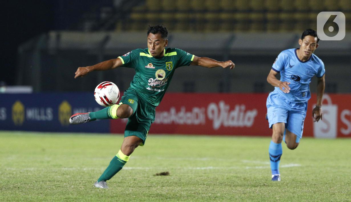 Pemain Persebaya Samsul Arif Munip menendang bola ke gawang Persela Lamongan dalam pertandingan babak penyisihan Grup C Piala Menpora 2021 di Stadion Si Jalak Harupat, Bandung, Sabtu (3/4/2021). Laga berakhir 0-0. (Bola.com/Ikhwan Yanuar)
