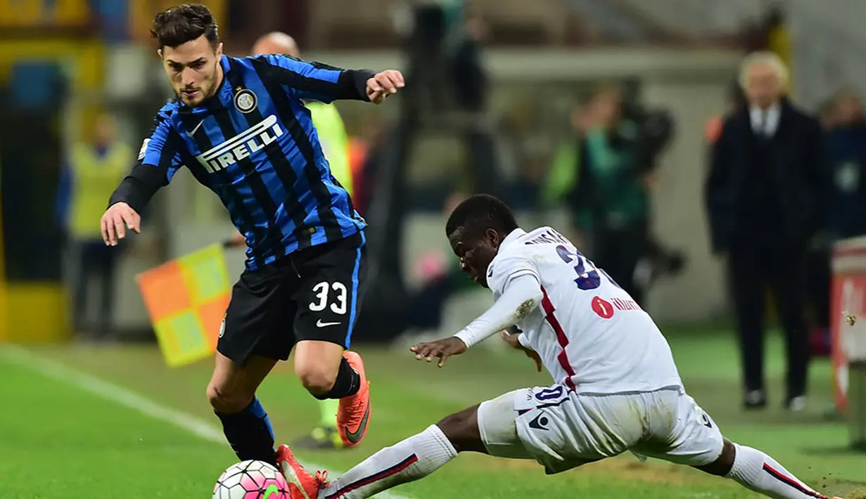 Bek Inter Milan, Danilo D'Ambrosio, berusaha melewati hadangan bek Bologna, Godfred Donsah. Kemenangan ini membuat Inter Milan naik ke posisi empat klasemen Serie A. (AFP/Giuseppe Cacace)