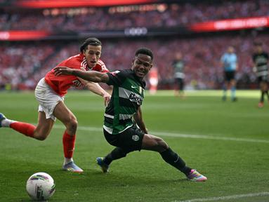 Pemain Sporting, Geny Catamo (kanan) berebut bola dengan pemain Benfica, Alvaro Fernandez Carreras dalam laga lanjutan Liga Portugal 2024/2025 di Stadion da Luz, Lisbon, Portugal, Sabtu (10/05/2025) waktu setempat. (AFP/Patricia De Melo Moreira)