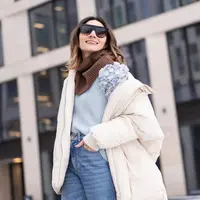 ilustrasi 5 Jenis Outfit yang Cocok Digunakan Saat Musim Hujan/Denis Bukhlaev/shutterstock