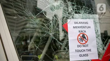 Salah satu fasilitas umum yang dirusak massa aksi di Kawasan Sudirman, Jakarta, Jumat (9/10/2020). Gubernur DKI Jakarta, Anies Baswedan mengatakan, kerugian akibat kericuhan massa saat demo menolak Undang-undang Cipta Kerja di ibu kota diprediksi mencapai Rp 25 miliar. (Liputan6.com/Faizal Fanani)