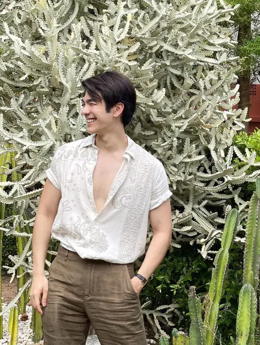 <p>Mile Phakphum kayaknya suka banget membuka beberapa kancing kemeja kayak gini ya? Kan jadi oleng nih netizen (FOTO: instagram.com/milephakphum/)</p>