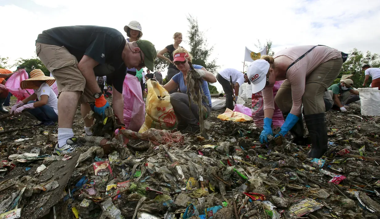 Relawan dari kedutaan besar AS mengumpulkan sampah di Manila Bay pada (19/9/2015). Kegiatan membersihkan pantai ini untuk memperingati International Coastal Cleanup Day atau Hari membersihkan pantai internasional. (REUTERS/Romeo Ranoco)