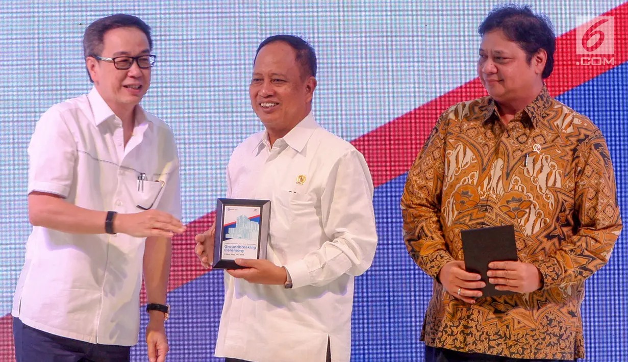 Presdir PT Astra International Prijono Sugiarto (kiri) memberikan cinderamata kepada Menristekdikti Mohamad Nasir dan Menperin Airlangga Hartarto pada acara groundbreaking Kampus Polman Astra Delta Silicon, Bekasi, (10/5/2019). (Liputan6.com/HO/Ilham)