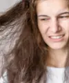 Rambut tipis memiliki diameter batang yang lebih kecil, sehingga lapisan pelindung alaminya pun lebih mudah rusak. [Dok/freepik.com]