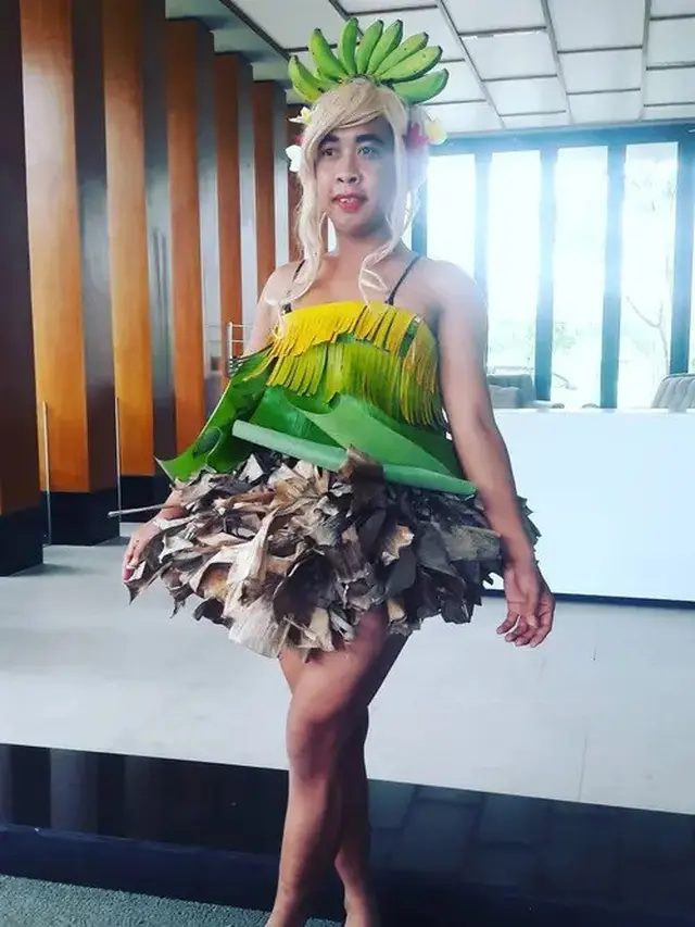 6 Outfit Absurd Pakai Daun Pisang Ini Kelewat Kreatif, Kocak Maksimal