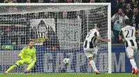 Striker Juventus Gonzalo Higuain mengeksekusi penalti yang membobol gawang Olympique Lyon pada laga Liga Champions di Juventus Stadium, Turin, Rabu (2/11/2016). (AFP/Giuseppe Cacace)