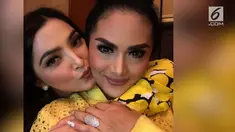 Berada dalam sebuah acara yang sama, KD dan Ashanty tampak berfoto bersama. Keakraban keduanya mendapat pujian warganet.